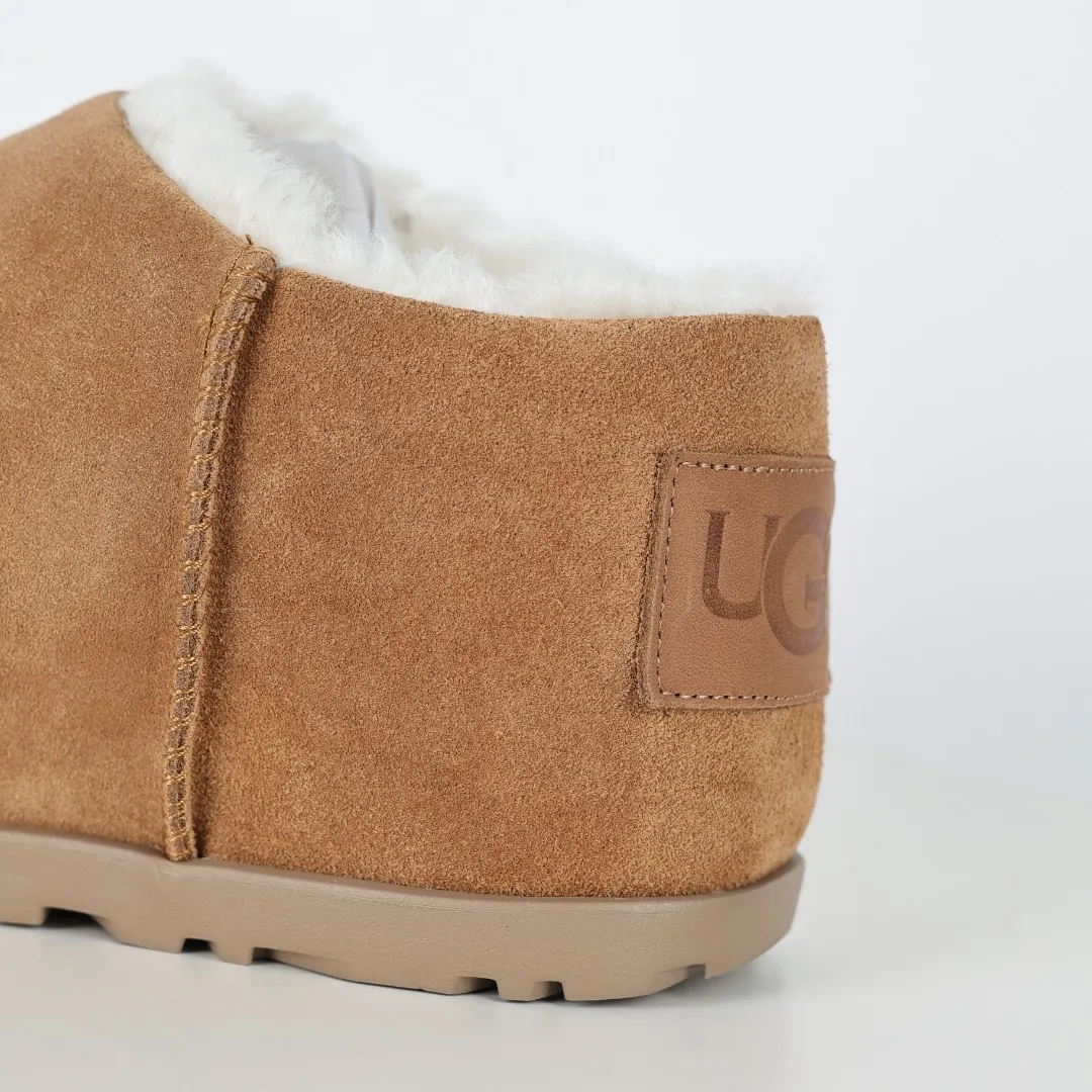 Pick up locally 💰660 Core recommended good price It is a very suitable choice for keeping warm in winter and at home. In the new year, uug has launched a series of styles, which are partial to the preferences of young consumers and have also moved to the forefront of fashion trends. Shoe body material Water-repellent coated suede upper 17mm UGGPURE™ implanted wool insole Lightweight non-slip comfortable rubber outsole With brand LOGO trademark Comes with a full set of packaging Size: 35 36 37 38 39 40